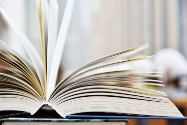 Ciltli kitap kütüphanede masada yalan