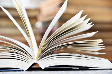 Ciltli kitap kütüphanede masada yalan