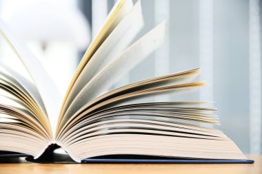 Ciltli kitap kütüphanede masada yalan