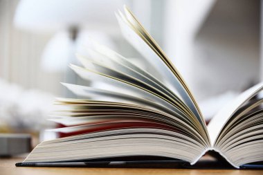 Ciltli kitap kütüphanede masada yalan