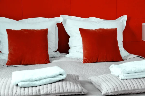 Doppelbett im Hotelzimmer. Unterkünfte — Stockfoto