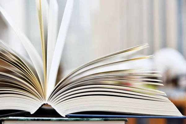 Libro de tapa dura acostado en la mesa de la biblioteca — Foto de Stock