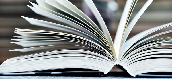 Libro de tapa dura acostado en la mesa de la biblioteca — Foto de Stock