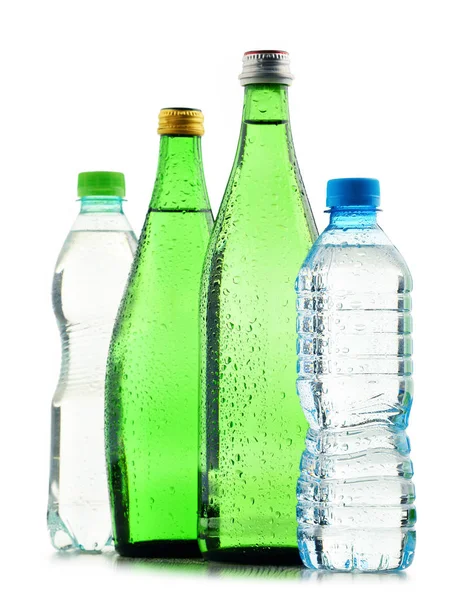 Γυαλί και πλαστικά μπουκάλια μεταλλικό νερό που απομονώνονται σε λευκό — Φωτογραφία Αρχείου