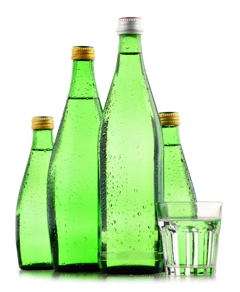 Bottiglie di vetro di acqua minerale isolata su bianco — Foto Stock