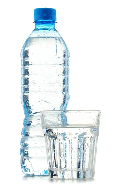 Μπουκάλι και ποτήρι του μεταλλικού νερού που απομονώνονται σε λευκό — Φωτογραφία Αρχείου