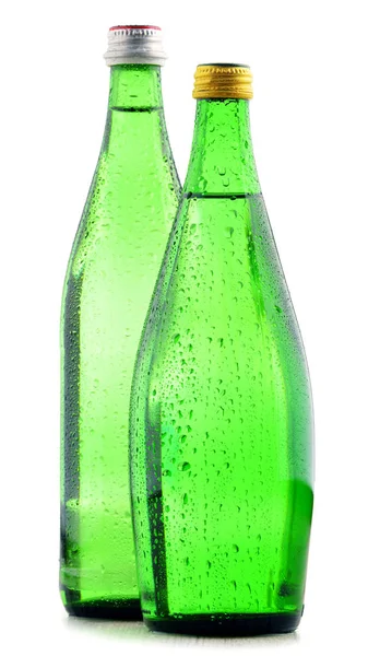 Szklane butelki wody mineralnej na białym tle — Zdjęcie stockowe