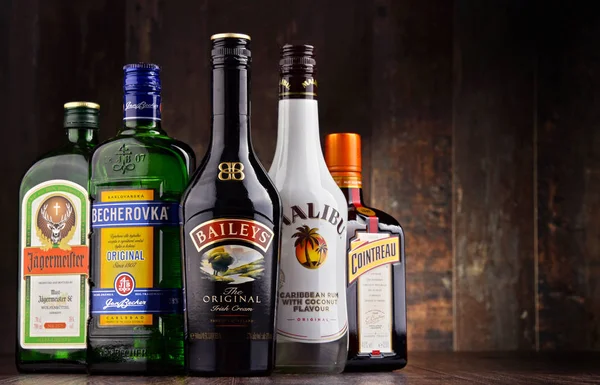 Garrafas de marcas globais de licores variadas — Fotografia de Stock