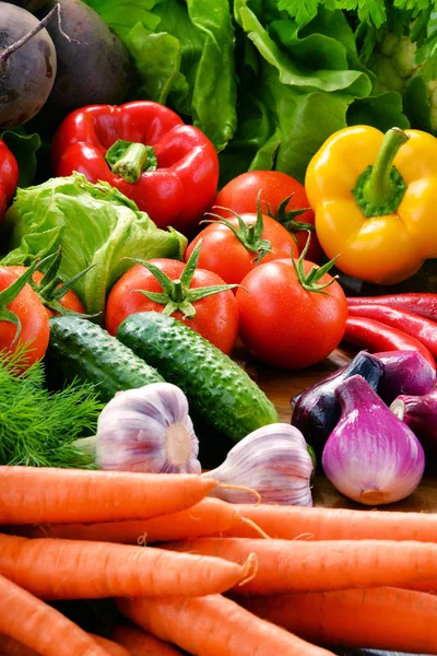 Sammansättning med olika färska ekologiska grönsaker och frukter — Stockfoto