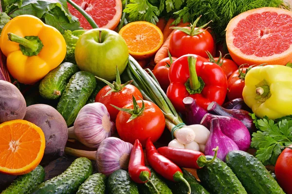 Composición con variedad de verduras y frutas orgánicas frescas — Foto de Stock