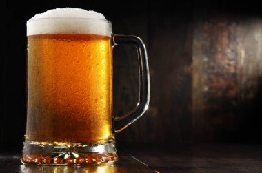 Ahşap arka planda bir bardak birayla kompozisyon