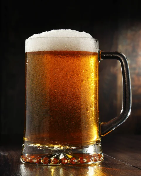 Композиція зі склянкою пива на дерев'яному фоні — стокове фото