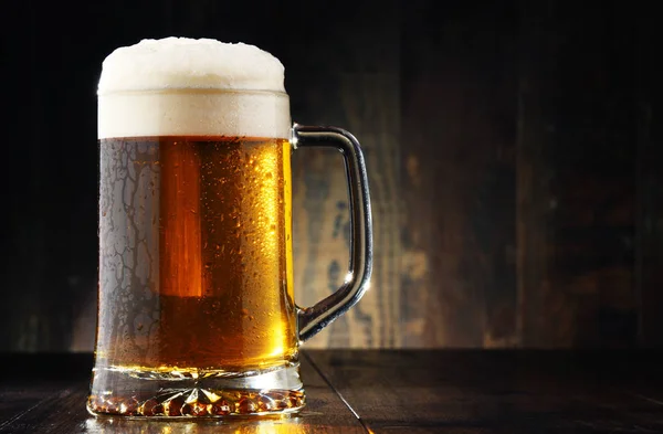 Složení se sklenicí piva na dřevěném podkladu — Stock fotografie