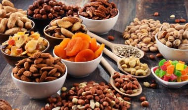 Çeşit çeşit meyveler ve fındıklar vardır.