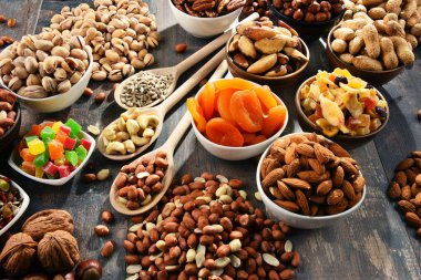 Çeşit çeşit meyveler ve fındıklar vardır.