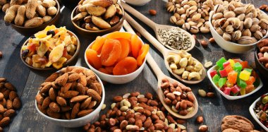 Çeşit çeşit meyveler ve fındıklar vardır.