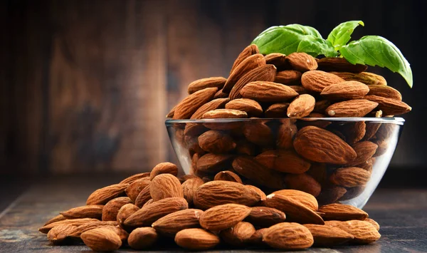 Cuenco con almendras sin cáscara sobre mesa de madera —  Fotos de Stock