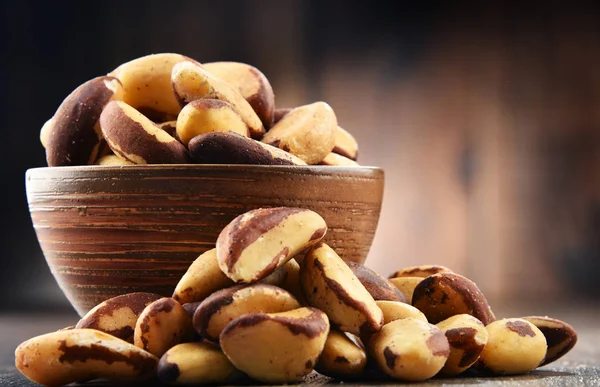 Cuenco con nueces de Brasil en mesa de madera —  Fotos de Stock