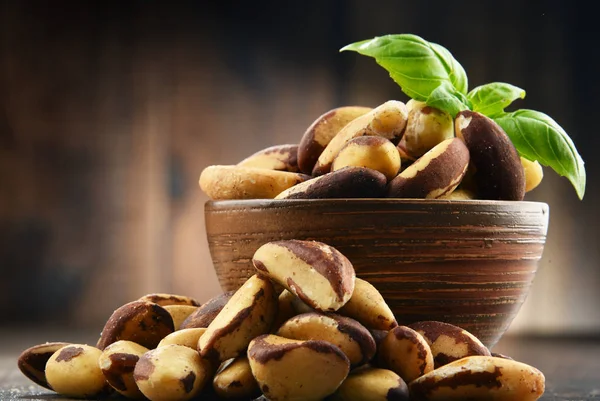 Cuenco con nueces de Brasil en mesa de madera —  Fotos de Stock