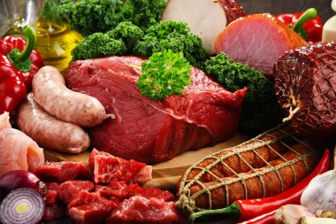 Jambon ve sosis dahil çeşitli et ürünleri.