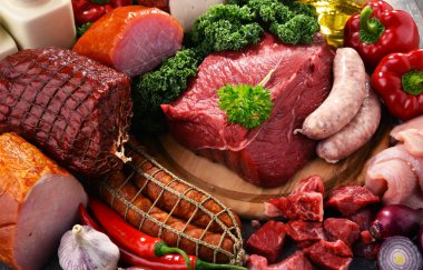 Jambon ve sosis dahil çeşitli et ürünleri.