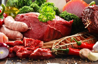 Jambon ve sosis dahil çeşitli et ürünleri.