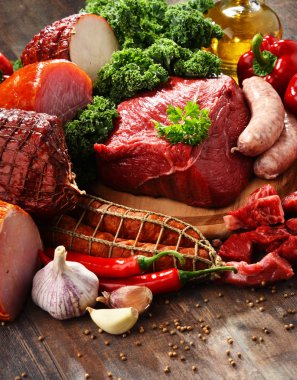 Jambon ve sosis dahil çeşitli et ürünleri.