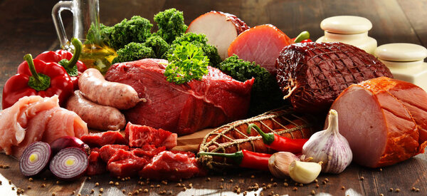 Разнообразие мясных продуктов, включая ветчину и колбасы