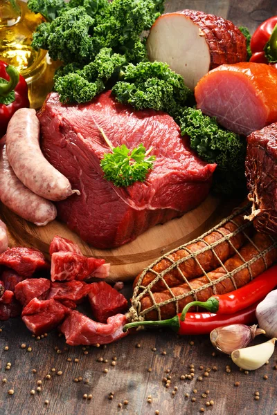 Varietà di prodotti a base di carne tra cui prosciutto e salsicce — Foto Stock