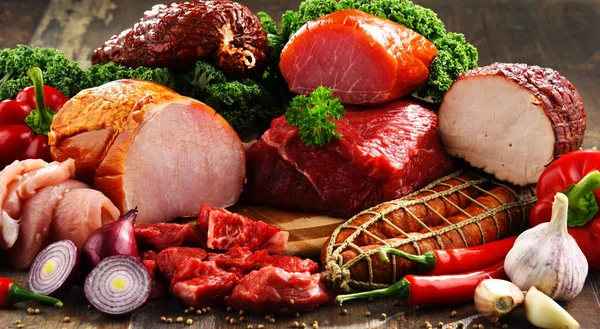 Variedade de produtos à base de carne, incluindo presunto e salsichas — Fotografia de Stock