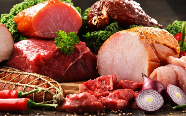 Variedade de produtos à base de carne, incluindo presunto e salsichas — Fotografia de Stock