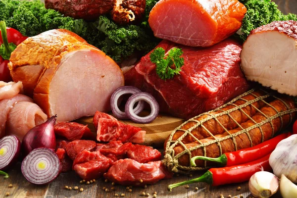 Variedade de produtos à base de carne, incluindo presunto e salsichas — Fotografia de Stock