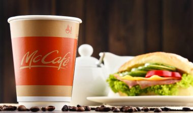 Kompozisyon Mccafe kahve Kupası ve bir sandviç