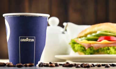 Lavazza kahve ve sandviç Kupası ile kompozisyon