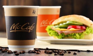Kompozisyon Mccafe kahve Kupası ve bir sandviç