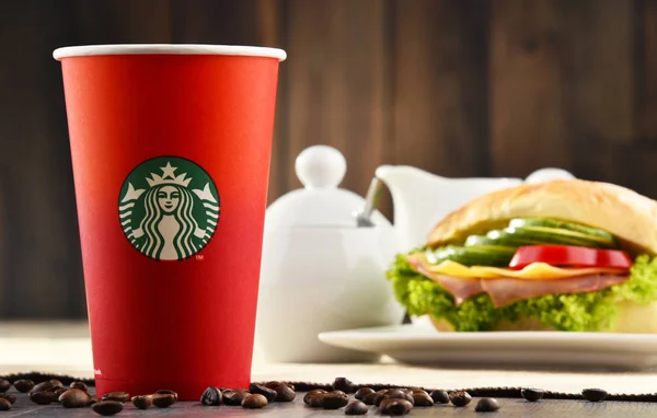 Composición con taza de café Starbucks y sándwich —  Fotos de Stock