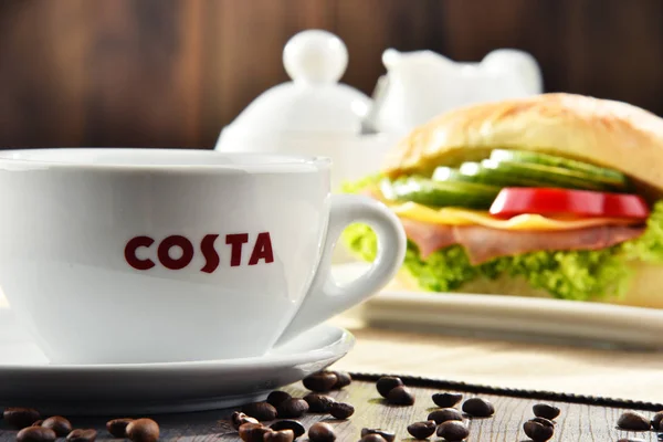 코스타 커피 커피와 샌드위치의 컵으로 구성 — 스톡 사진