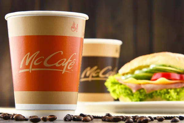 Komposition mit Mccafe Kaffeetasse und Sandwich — Stockfoto