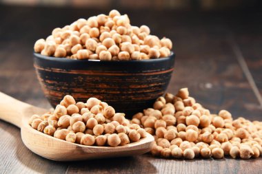 Ahşap masada bir kase nohut ile kompozisyon