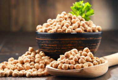 Ahşap masada bir kase nohut ile kompozisyon