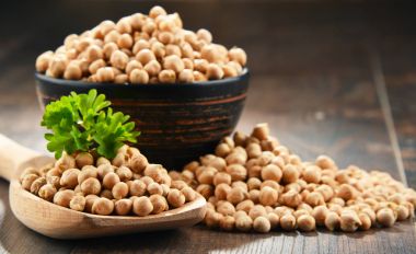 Ahşap masada bir kase nohut ile kompozisyon