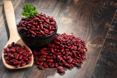 Tahta masada bir kase fasulyeyle kompozisyon.