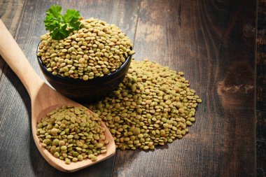 Ahşap masada mercimek kasesi ile kompozisyon