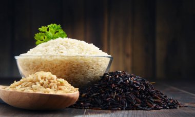 Tahta masadaki pirinç kasesiyle kompozisyon