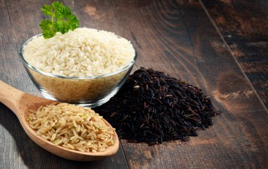 Tahta masadaki pirinç kasesiyle kompozisyon