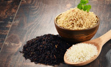 Tahta masadaki pirinç kasesiyle kompozisyon