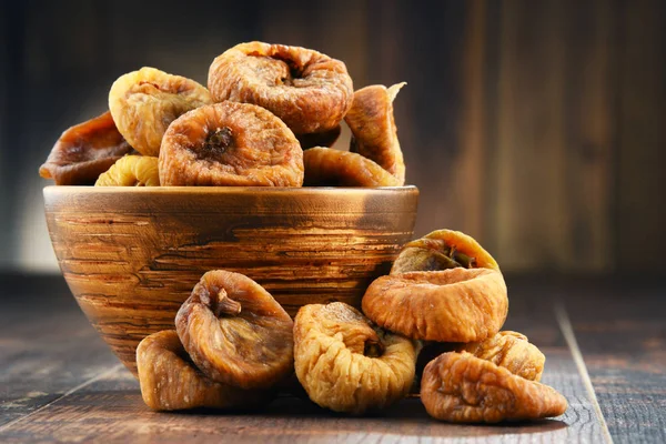 Composition avec bol de figues séchées sur table en bois — Photo