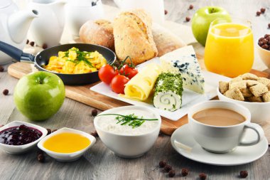 Kahve, peynir, tahıl gevrekleri ve çırpılmış yumurta ile Kahvaltı