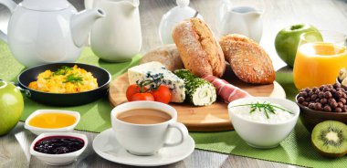 Kahve, peynir, tahıl gevrekleri ve çırpılmış yumurta ile Kahvaltı