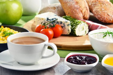 Kahve, peynir, tahıl gevrekleri ve çırpılmış yumurta ile Kahvaltı